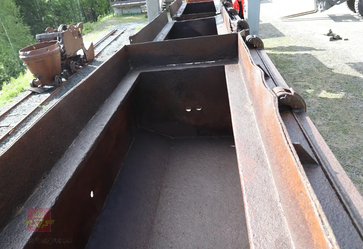 Tunnelvaggen har et understell med to hjulganger med to hjul på hver hjulgang. Typiske hjul med flens for skinnegang. Opplegg for seriekobling av flere vagger. Mekanisk sideveis tipp. Passer til skinnegang med sporvidde 75 cm. Rusten med rester av gul farge. Vaggen har plass til ca. 4 kubikk masse.

Det er tre like vagger, det er merket:
NFSM-G-00368
NFSM-G-00368-1
NFSM-G-00368-2