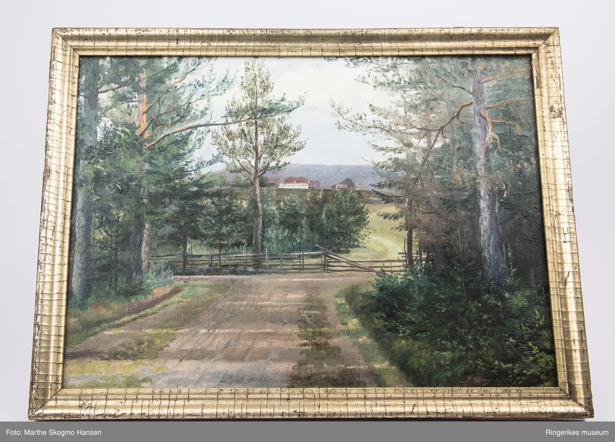 Landskapsmaleri med bred grusvei med smal stripe skog på begge sider i forgrunnen. Stakittgjerde i mellomgrunnen og spor av vei innover til stort hvitt hus i bakgrunnen. Lang åskam under en lettskya himmel i horisonten.