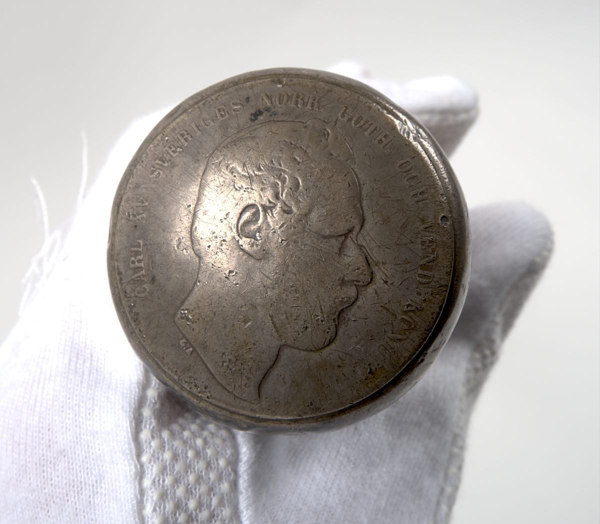 Käpp av lackerad rotting med en knopp av silver. Knoppen är försedd med gravyr: upptill "Carl XV Sveriges Norr. Goth. och Vend. konung", samt ett porträtt i profil föreställande Carl XV. Längst ned, närmast skaftet, återfinns följande gravyr: "Carl Lagerblad", samt en bård med halvcirkelformade mönster som löper längs knoppens diameter. I anslutning till mönstren finns fyra silverstämplar.

Doppsko av stål, försedd med en bred plåt av gulmetall.