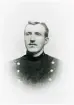 En okänd poliskonstapel, Växjö, ca 1890. (Ev. Sven Gustaf Carlsson (?)).
Bröstbild, halvprofil. Ateljéfoto.