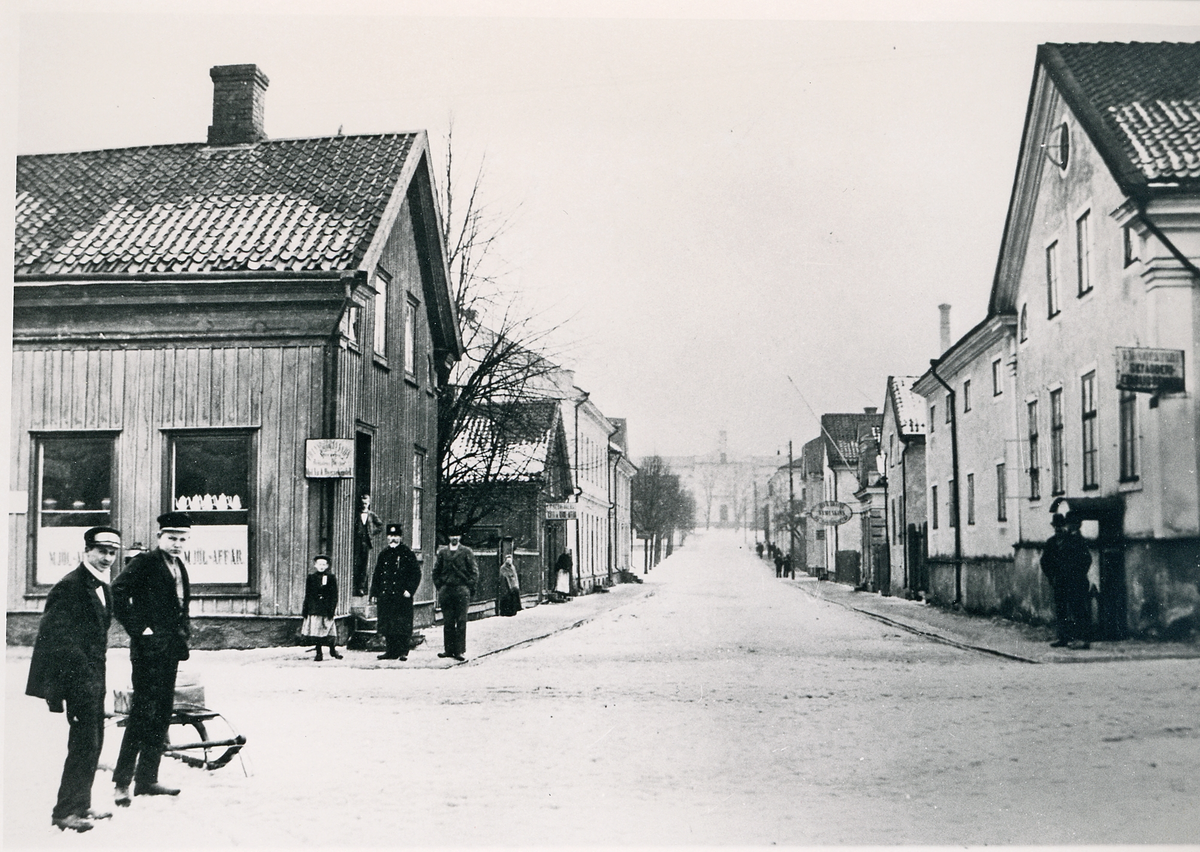 Korsningen Storgatan/Bäckgatan, ca 1900.
Till vänster syns en poliskonstapel i vinteruniform, vid ingången till vad som senare kom att kallas "Cigarr-Olles". 
I bakgrunden skymtar man fängelset,