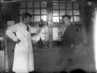 Ingenjör Erik Rosendahl och Knut Forslund i laboratoriet, Österbybruk, Uppland