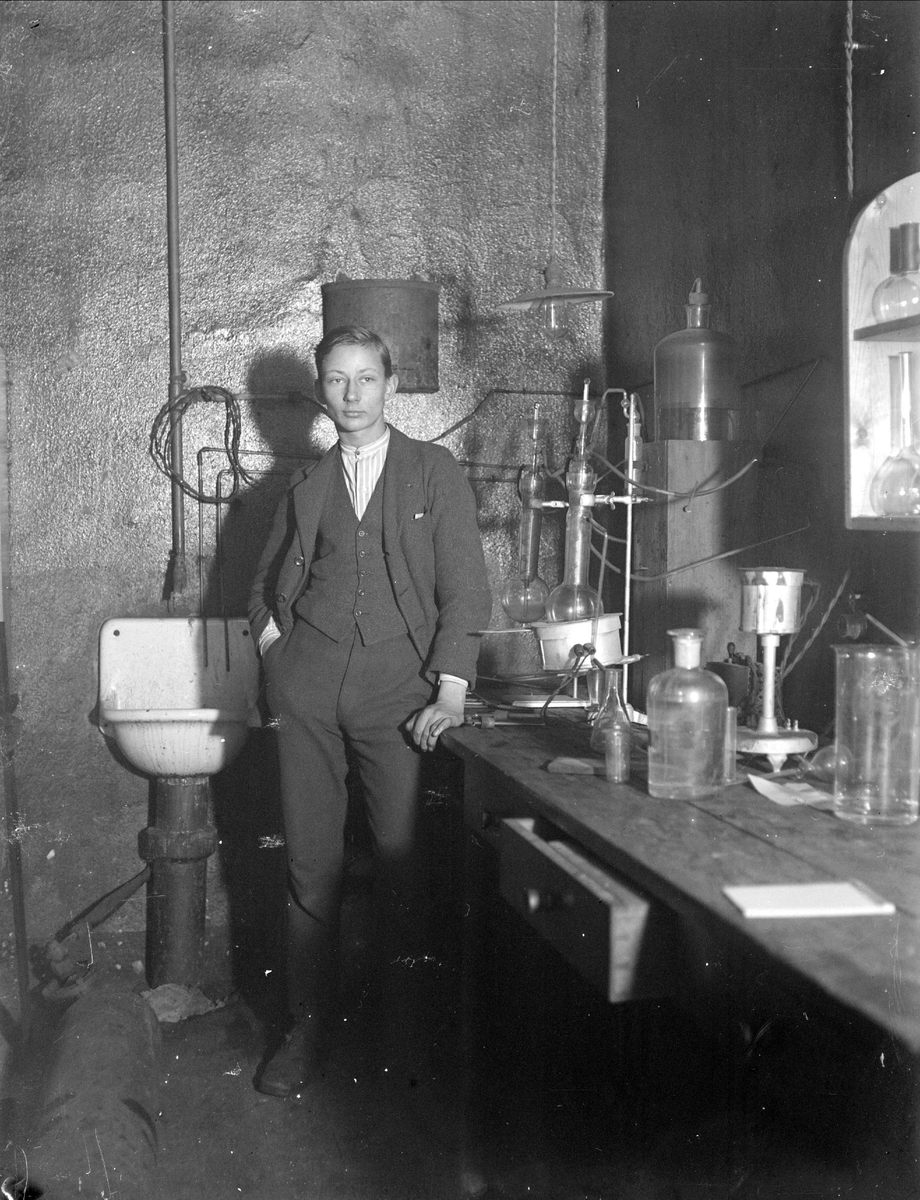 Gunnar Ström på arbetet i laboratoriet, Österbybruk, Uppland