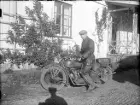Gunnar Ström med sin motorcykel på Gimogatan, Österbybruk, Uppland