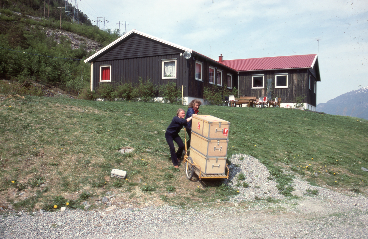 Akvaforsk, Sunndalsøra : Frakting av kasser