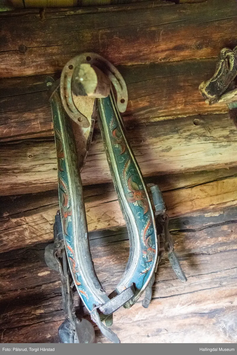 Hestestallen er liten med kledd tømmer.  Den har torvtak og jordgolv.  Den er bygd mellom 1850 og 1875 av Halvor Løkje.
