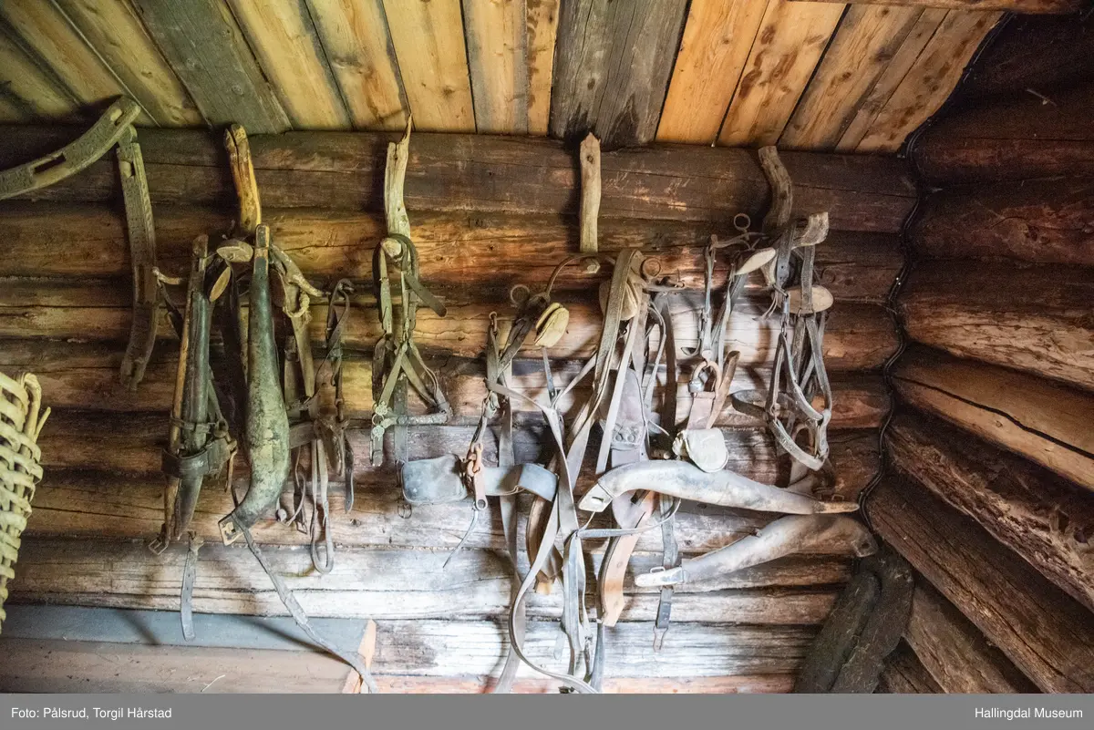 Hestestallen er liten med kledd tømmer.  Den har torvtak og jordgolv.  Den er bygd mellom 1850 og 1875 av Halvor Løkje.