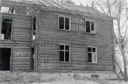 Vang H, Østre Hårstad gård, riving av hovedbygningen, laftet