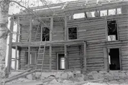 Vang H, Østre Hårstad gård, riving av hovedbygningen, laftet