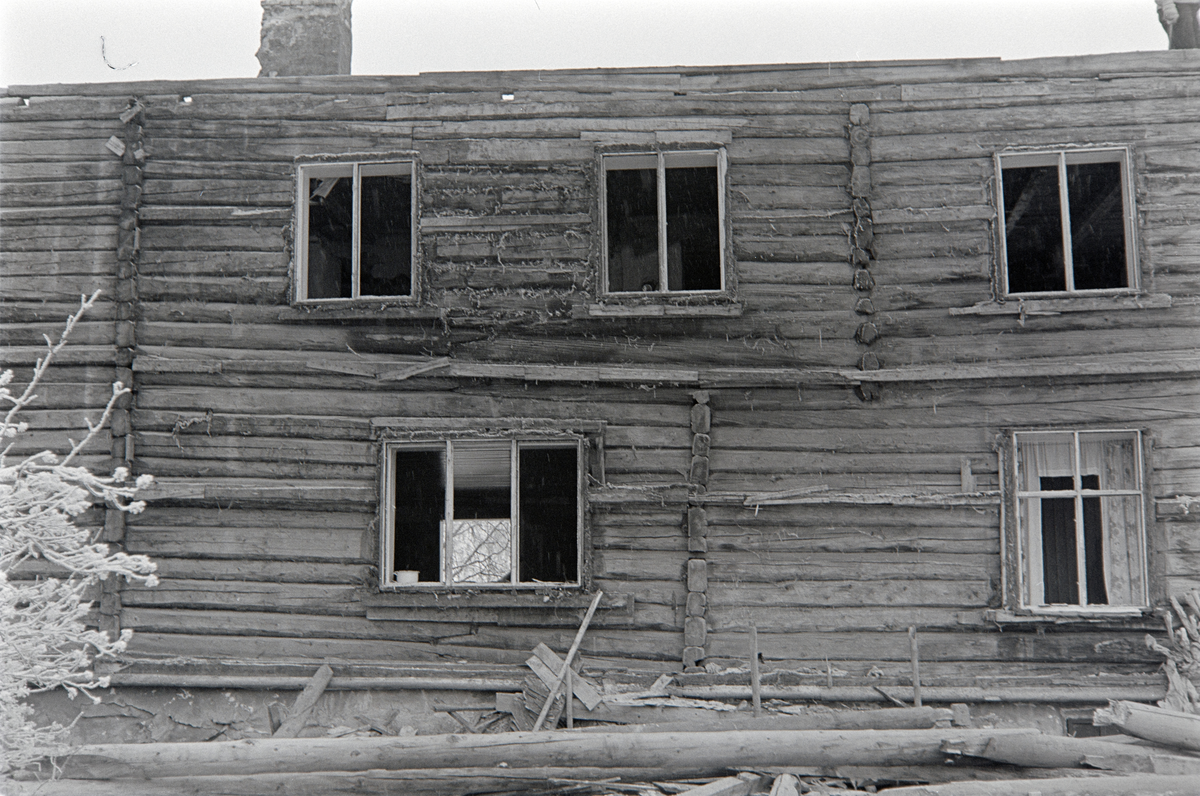 Vang H, Østre Hårstad gård, riving av hovedbygningen, laftet tømmerbyggning i 2 etasjer, Sett fra nord.