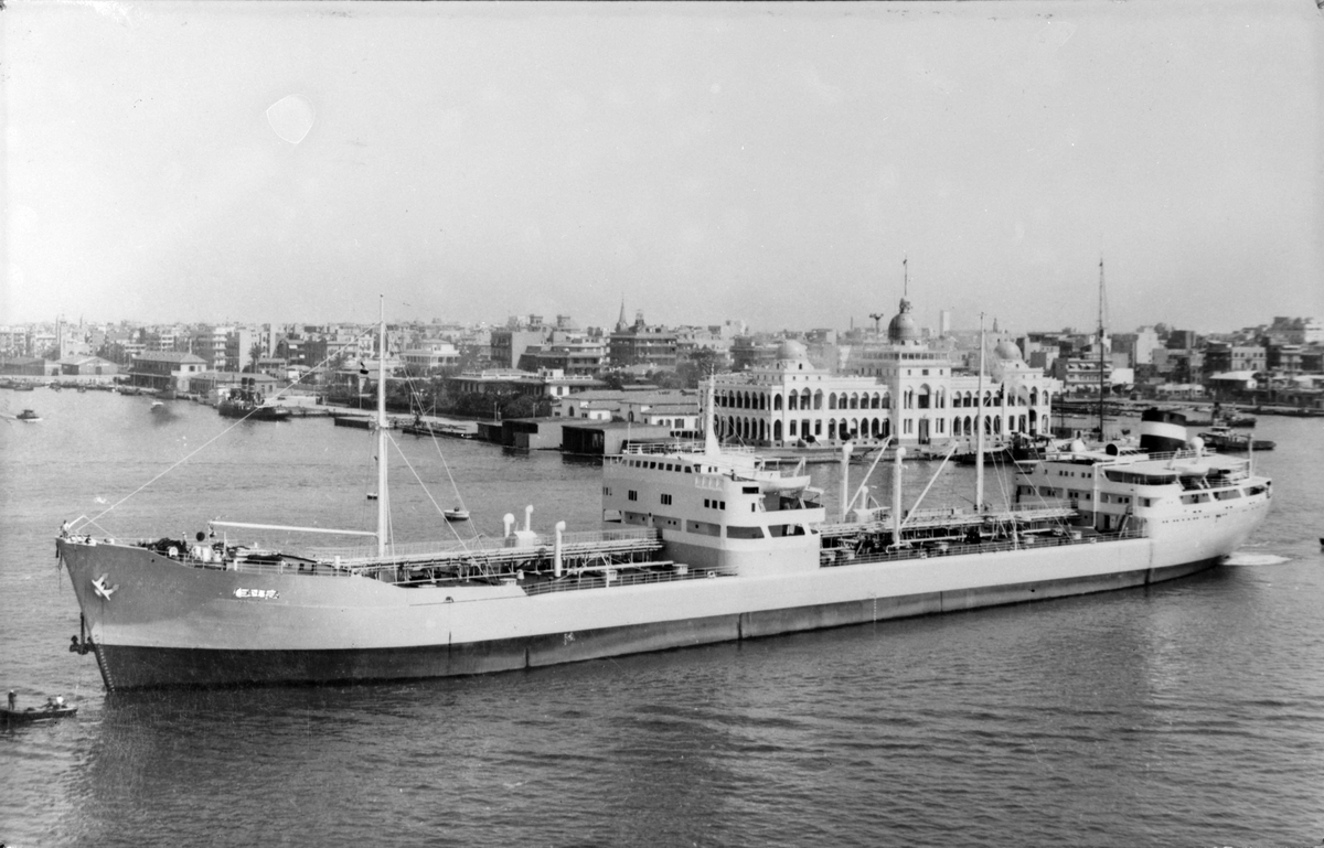 Dette er muligens (navn var ikke oppgitt!)  tankskipet "Laila". I følge skipshistorie.net ble fartøyet omdøpt til "LAILA STANGE" i 1953 når Skibs-A/S Arnstein (Harald Stange & Co. A/S) ble eneeier etter å ha kjøpt skipet for 5 millioner kroner. Fartøyet ble igjen trolig solgt i 1958 hvor den skiftet navn til "GEORGIOS MANOLAKIS". Annen informasjon til båten er: "1939 MT HØEGH SCOUT (OSL330193901)." Bildet er fotografert et ukjent sted i verden. Fotograf er ukjent. Reprofotograf er Claus Monge i 1964. Fra fotoarkivet etter portrettfotograf Claus Monge. Museet overtok arkivet sommeren 2011. 