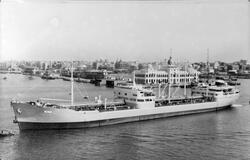 Dette er muligens (navn var ikke oppgitt!)  tankskipet "Laila". I følge skipshistorie.net ble fartøyet omdøpt til "LAILA STANGE" i 1953 når Skibs-A/S Arnstein (Harald Stange & Co. A/S) ble eneeier etter å ha kjøpt skipet for 5 millioner kroner. Fartøyet ble igjen trolig solgt i 1958 hvor den skiftet navn til "GEORGIOS MANOLAKIS". Annen informasjon til båten er: "1939 MT HØEGH SCOUT (OSL330193901)." Bildet er fotografert et ukjent sted i verden. Fotograf er ukjent. Reprofotograf er Claus Monge i 1964. Fra fotoarkivet etter portrettfotograf Claus Monge. Museet overtok arkivet sommeren 2011.