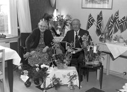 Ektepar feirer gullbryllup. Bildet er registrert på navnet P. Paulsen. Fra fotoarkivet etter portrettfotograf Claus Monge. Museet overtok arkivet sommeren 2011.