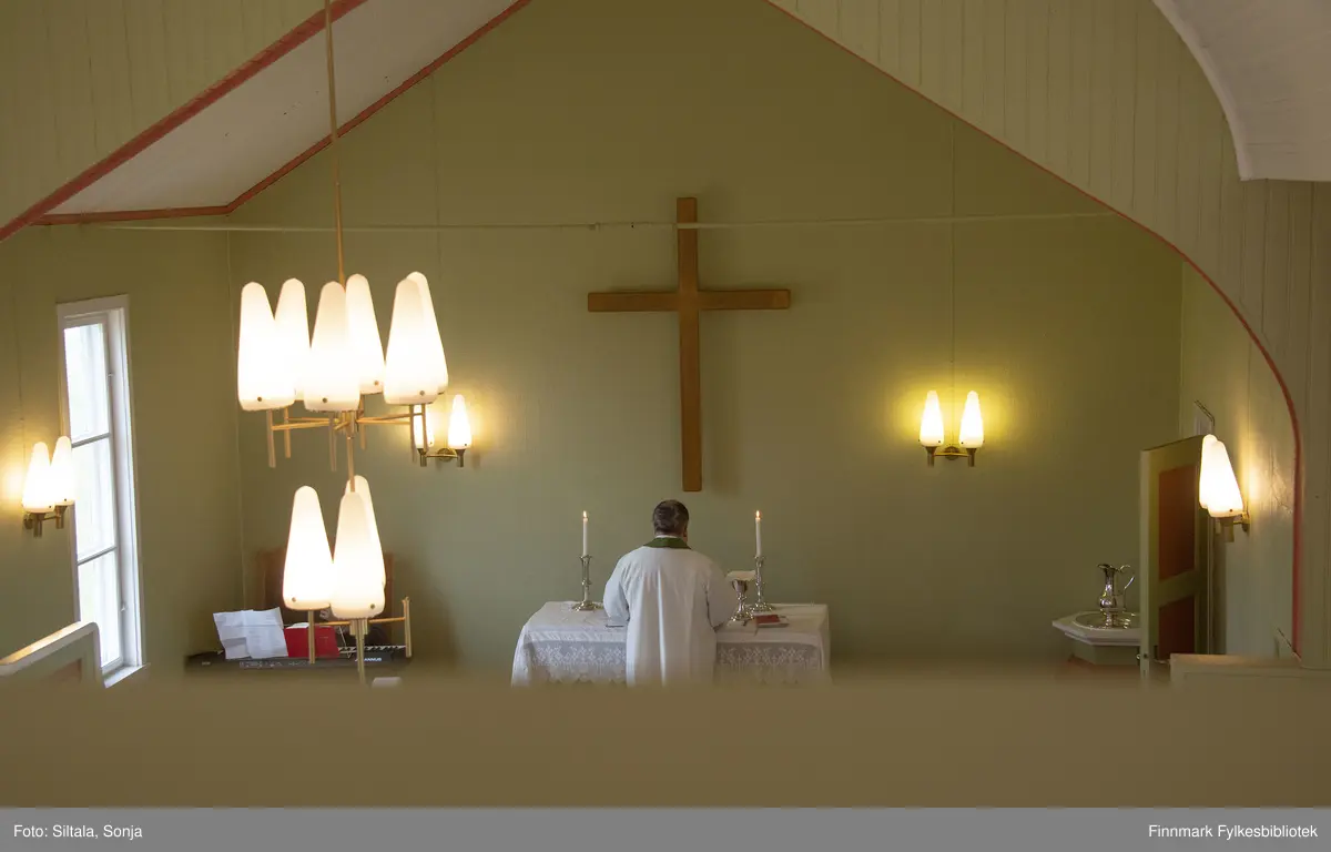 Gudstjeneste med sogneprest Jan Sommerset i Skallelv kapell i den 12. august i 2018. Skallelv kapell ligger i Vadsø kommune ca. 30 km mot Vardø. Den ble oppført i 1960. Kirken har 78 sitteplasser. Kapellet er tegnet av arkitekt Rolf Harlew Jenssen.