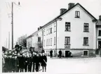 Hörnet Nygatan/Bäckgatan, ca 1910.
En bryggarkärra rundar just hörnet vid 