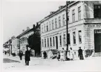 Storgatan i hörnet mot Kungsgatan, ca 1902. Till höger ser man skylten och ingången till 