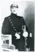 En okänd poliskonstapel hos fotografen, ca 1910.
Knäbild, halvprofil. Ateljéfoto.
