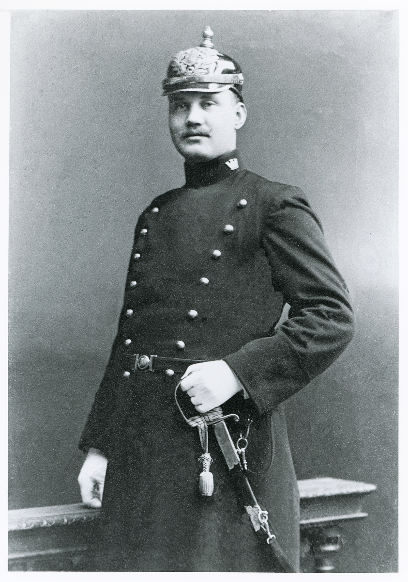 En poliskonstapel i full paraduniform, Karlskrona ca 1910. 
(Manfred Lundin?) 
Knäbild, halvprofil. Ateljéfoto.