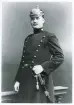 En poliskonstapel i full paraduniform, Karlskrona ca 1910. 
(Manfred Lundin?) 
Knäbild, halvprofil. Ateljéfoto.