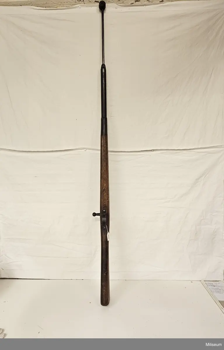 Bajonettfäktningsgevär, vapennummer 1397. Baserat på Mausergeväret. Med fjädrande "bajonett".