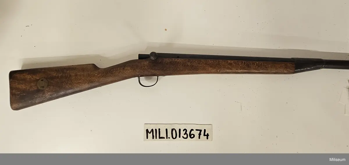 Bajonettfäktningsgevär, vapennummer 1397. Baserat på Mausergeväret. Med fjädrande "bajonett".