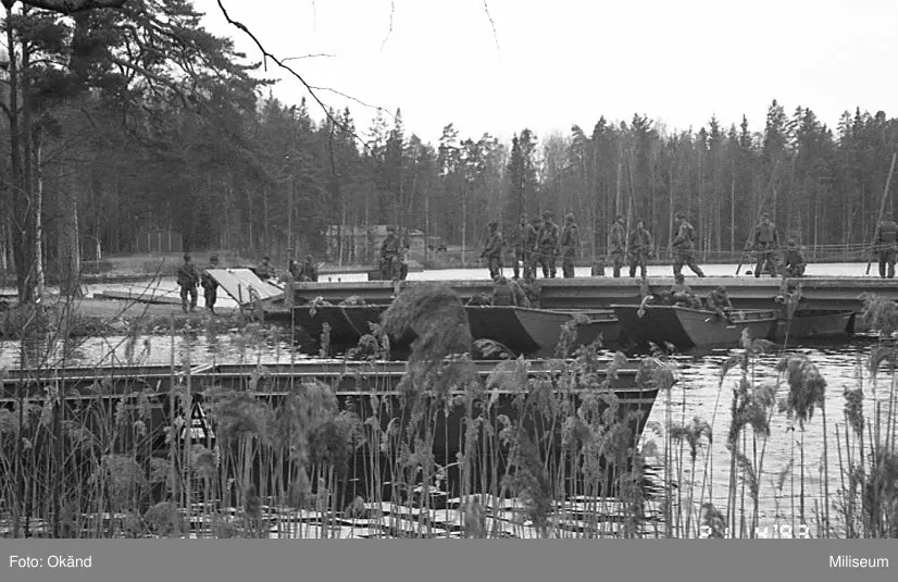 Byggnation av Krigsbro 4-färja.