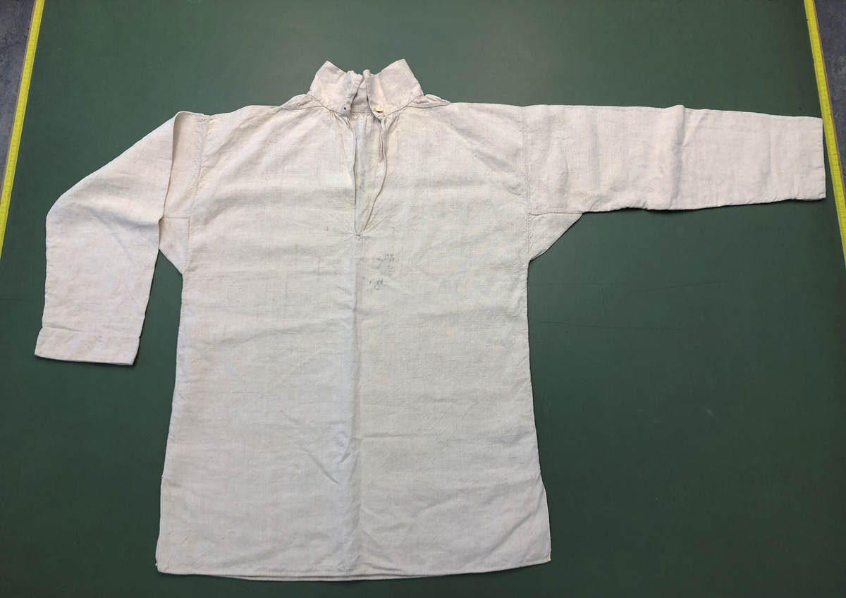 Handsydd skjorta från 1800-talet.