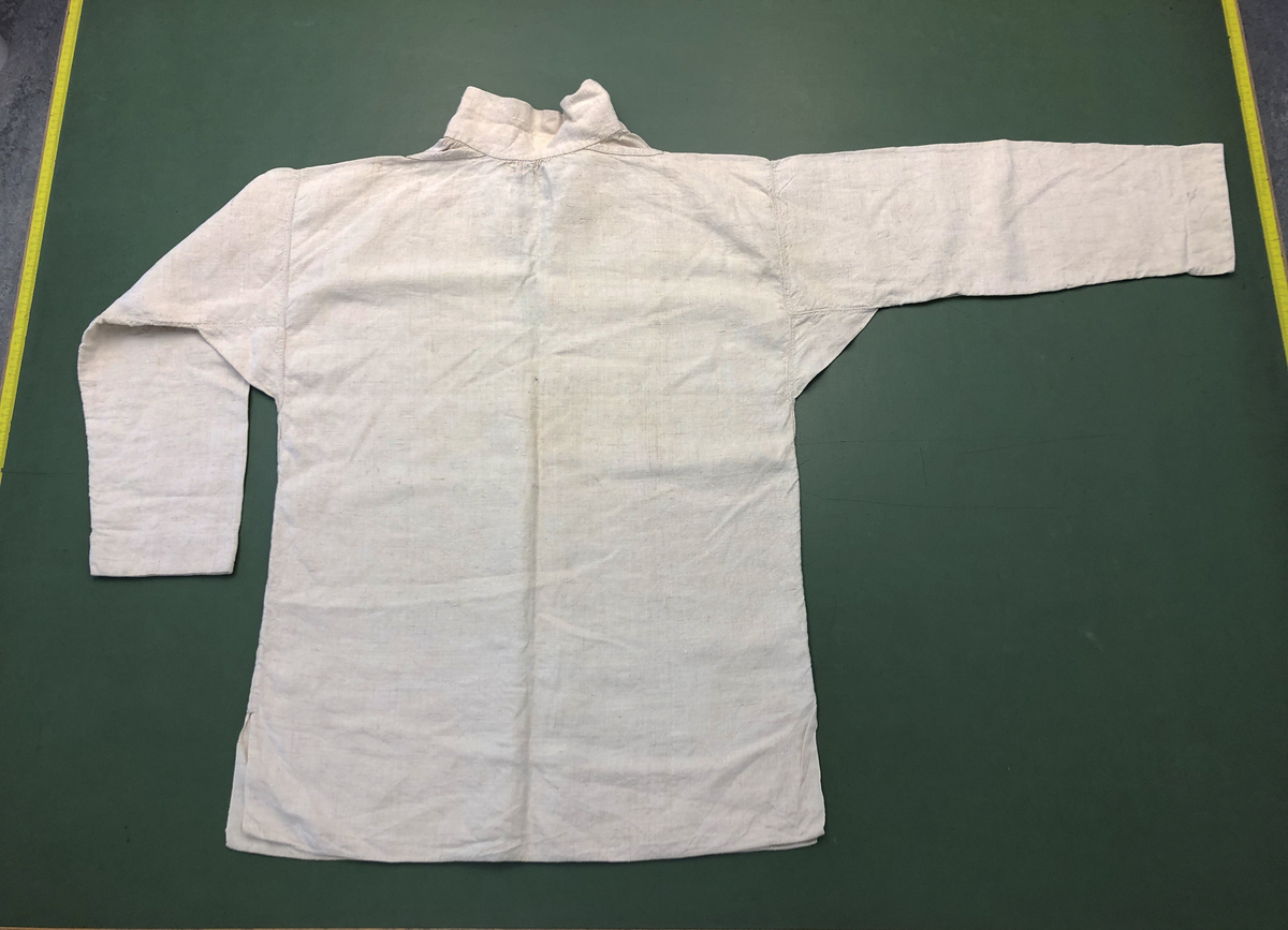 Handsydd skjorta från 1800-talet.