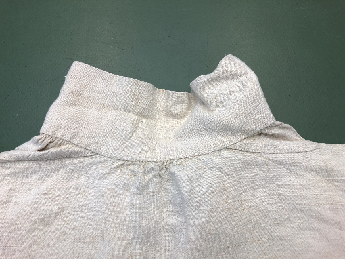 Handsydd skjorta från 1800-talet.