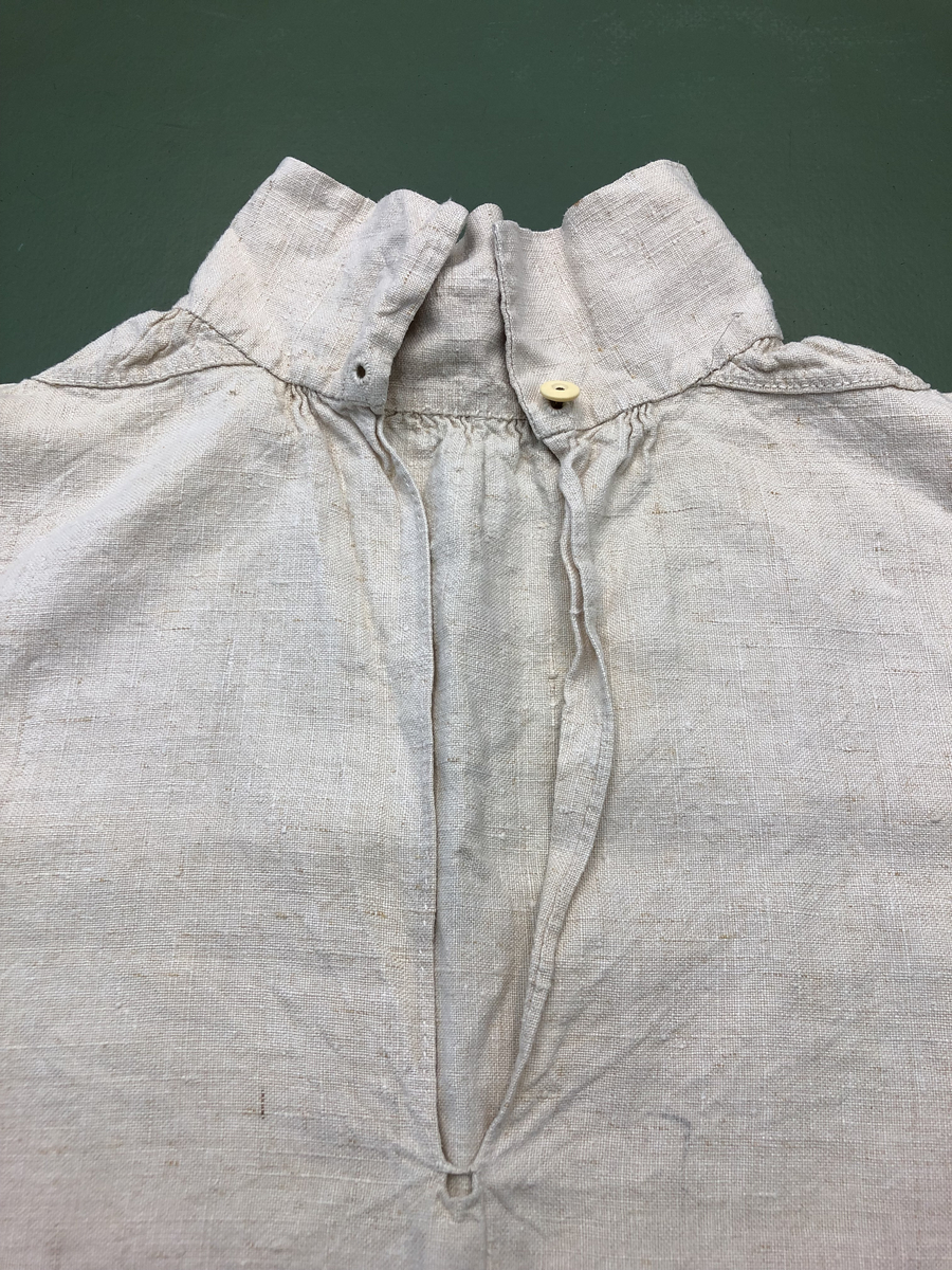 Handsydd skjorta från 1800-talet.