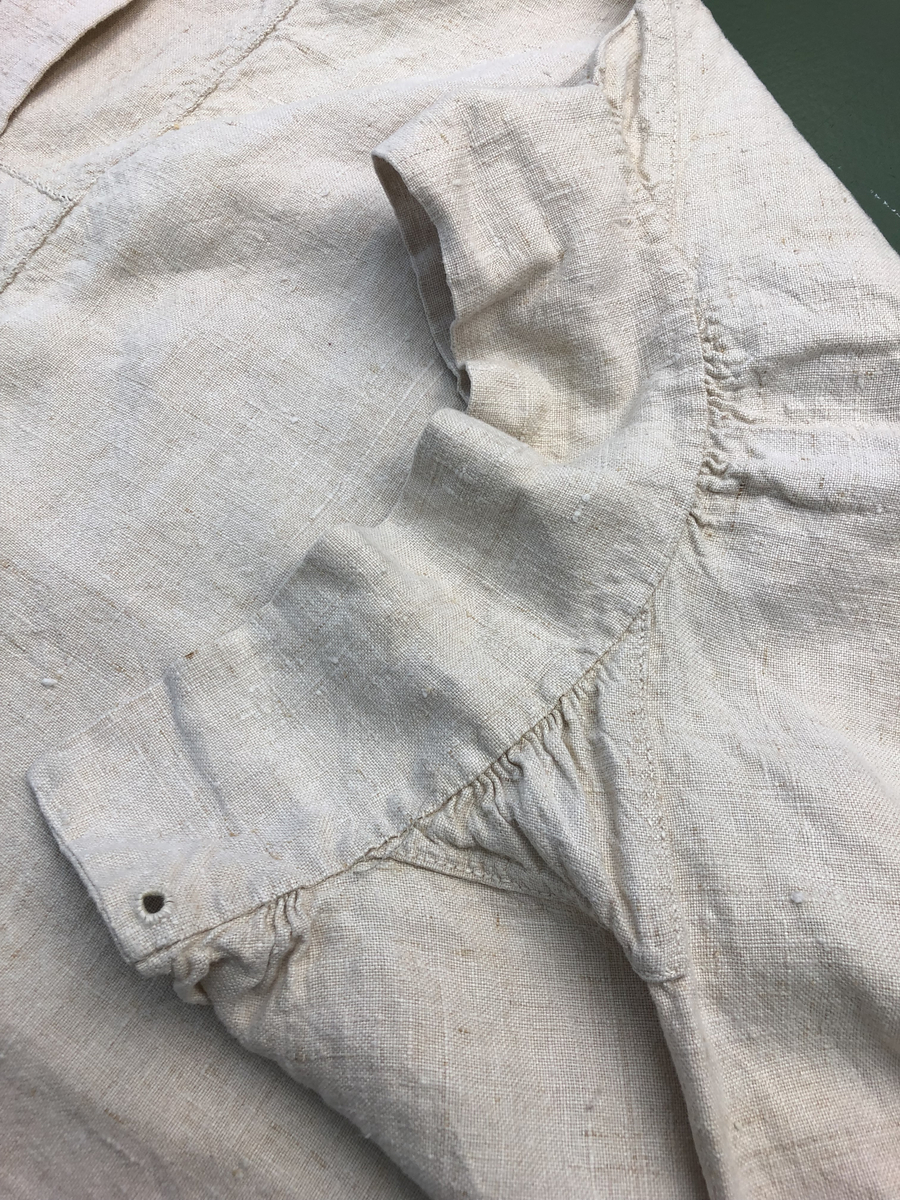 Handsydd skjorta från 1800-talet.