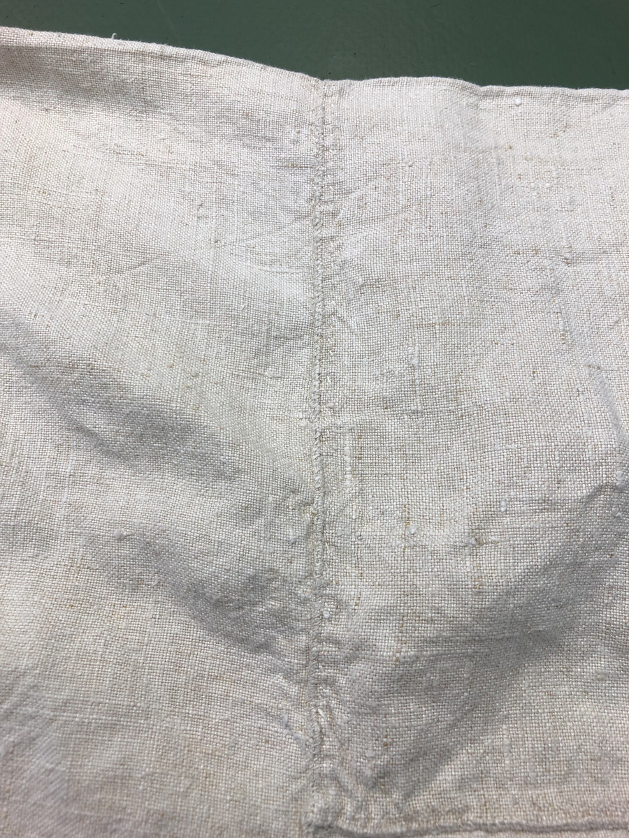 Handsydd skjorta från 1800-talet.