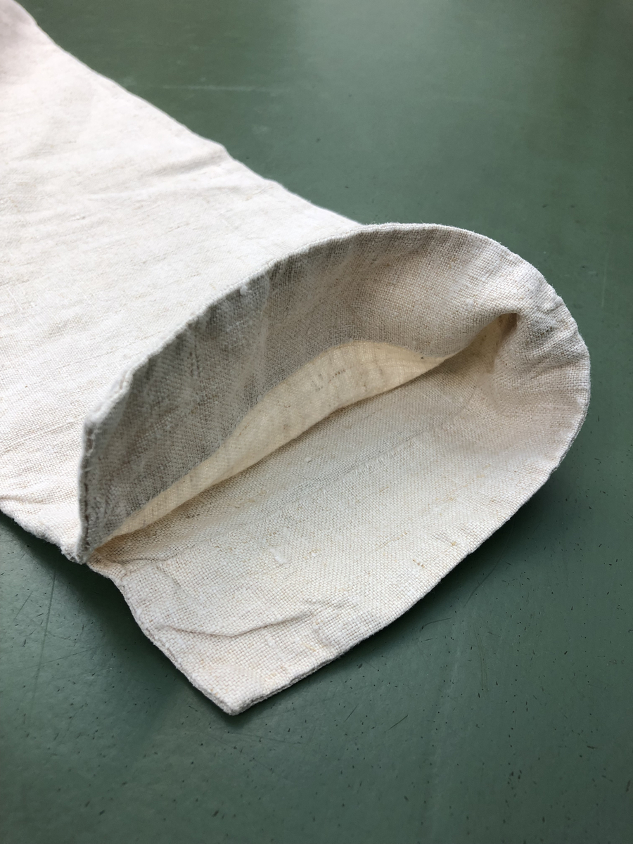 Handsydd skjorta från 1800-talet.