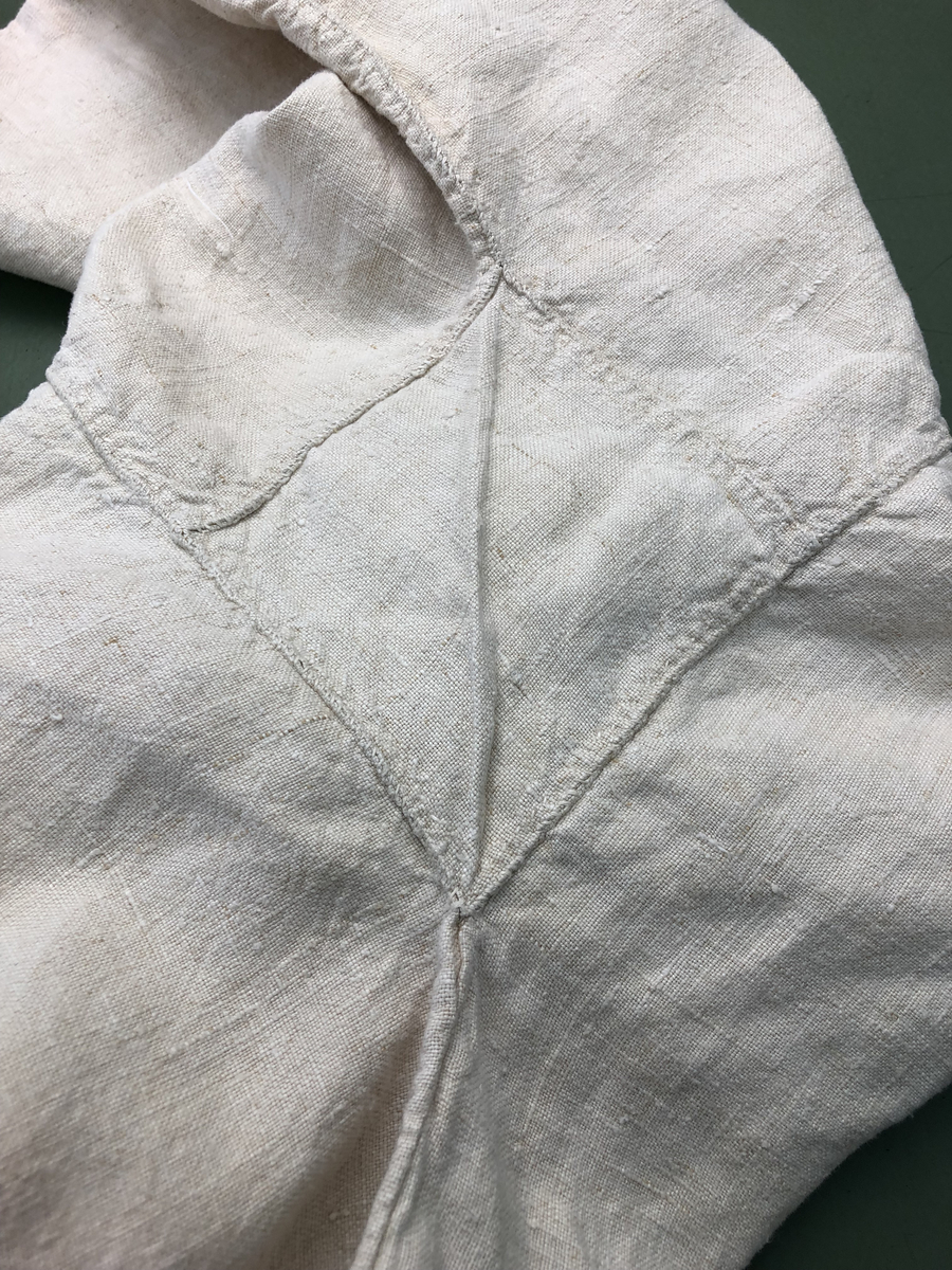 Handsydd skjorta från 1800-talet.