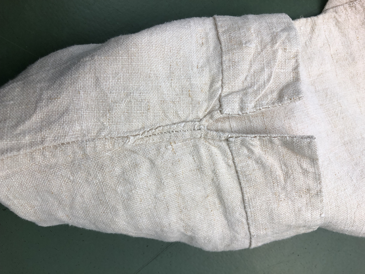 Handsydd skjorta från 1800-talet.