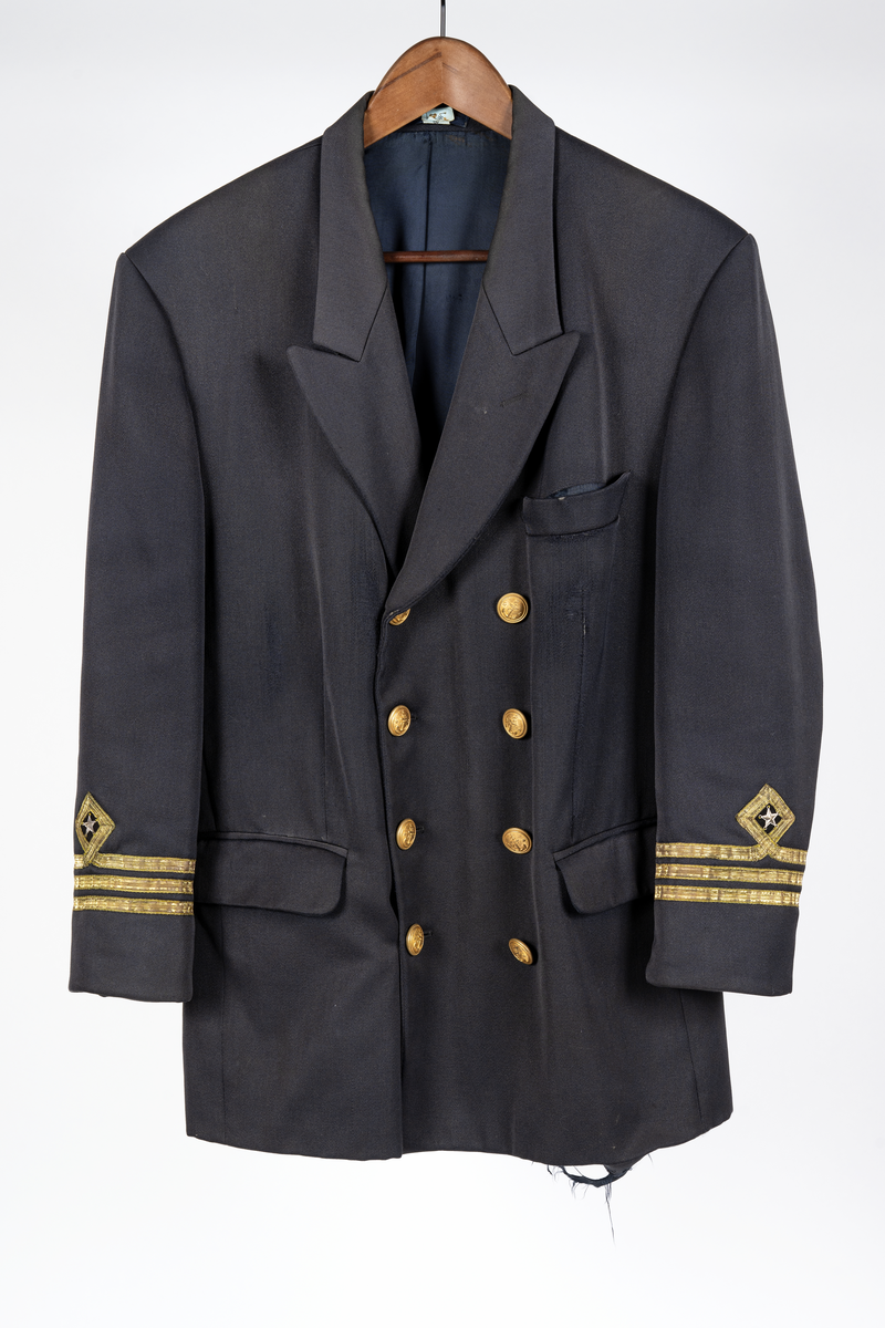 Uniformsjacka, blå med civil kaptensgrad. Foder av blått siden. Trasig vid innerfickan.