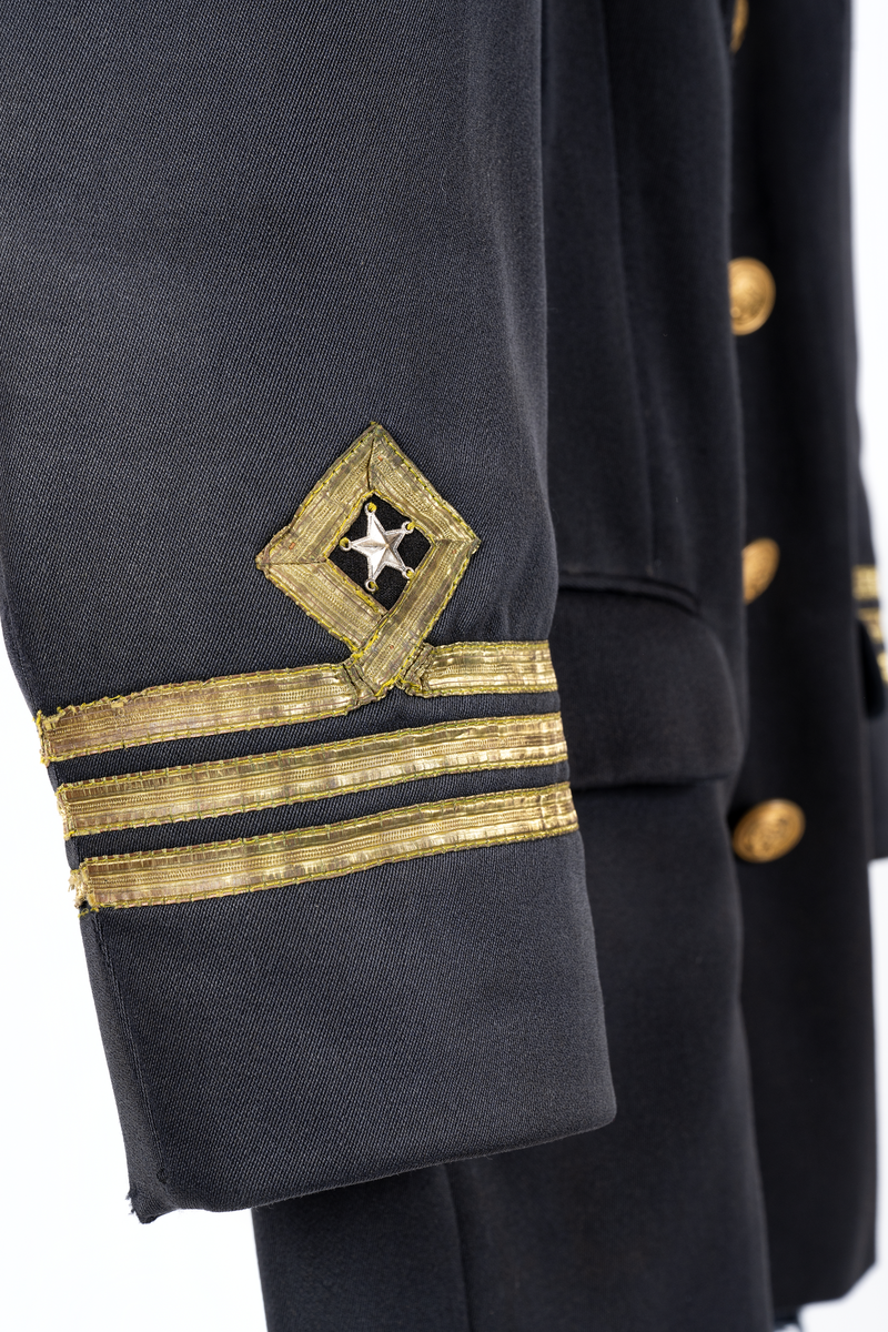 Uniformsjacka, blå med civil kaptensgrad. Foder av blått siden. Trasig vid innerfickan.