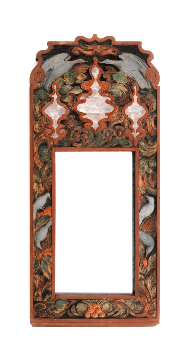 Spegel i utskoren ramme.