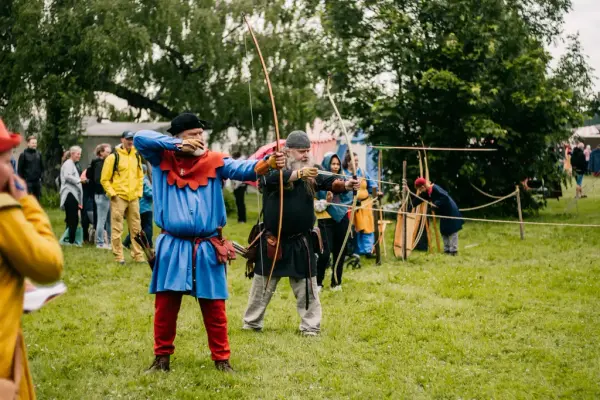 Bueskytere i middelalderklær