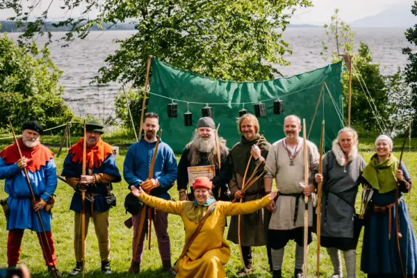 Busekytere med langbuer i middelalderkostymer