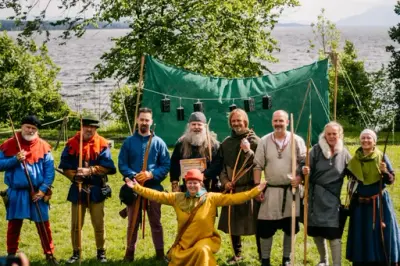 Busekytere med langbuer i middelalderkostymer