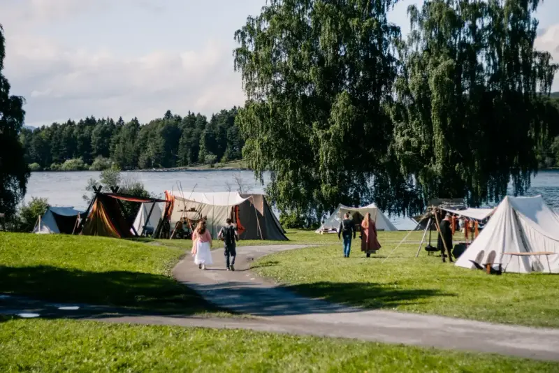 Vikingleir med vikingtelt