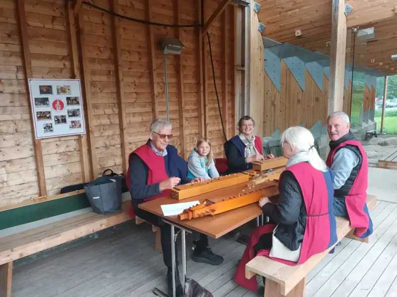 Spelemannslag som spiller langeleik