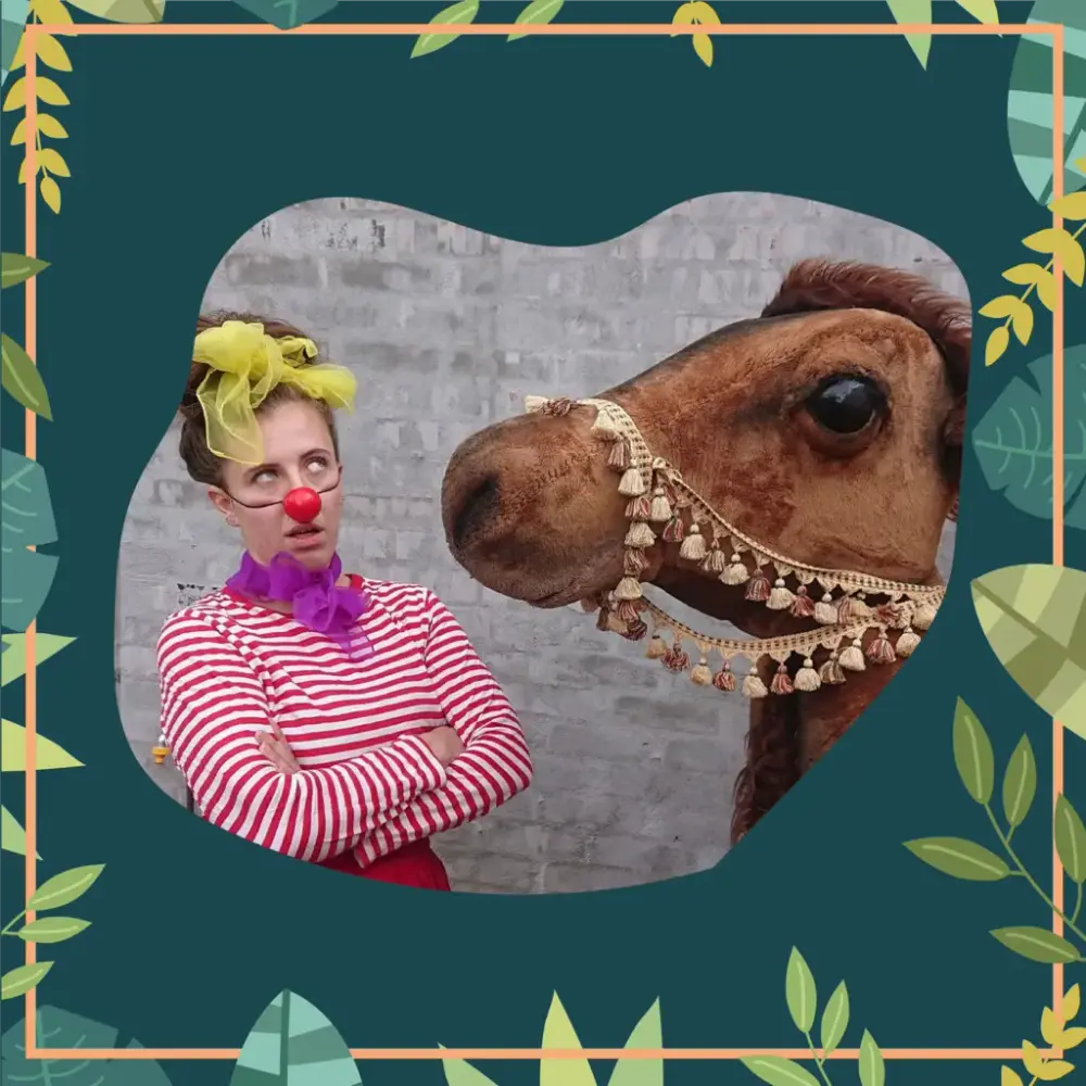 klovn med rødstripete genser, rød nese og gul sløyfe i håret sammen med en kamel