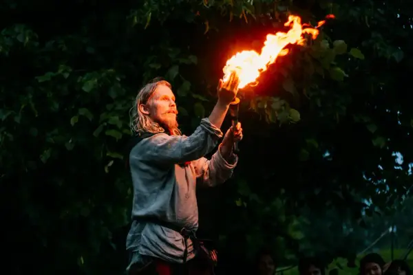 Mann som blåser ild