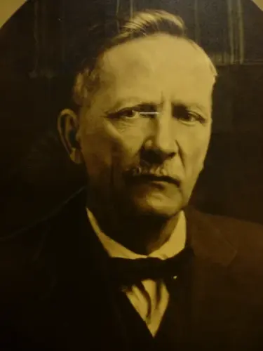 Portrett av en mann med tversoversløyfe.