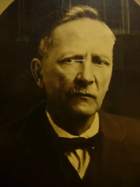 Portrett av en mann med tversoversløyfe.