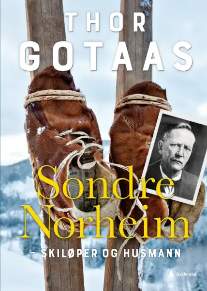 Bokforside med gammelt skipar og skisko. Innfelt et sort-hvit portrett av en mann.