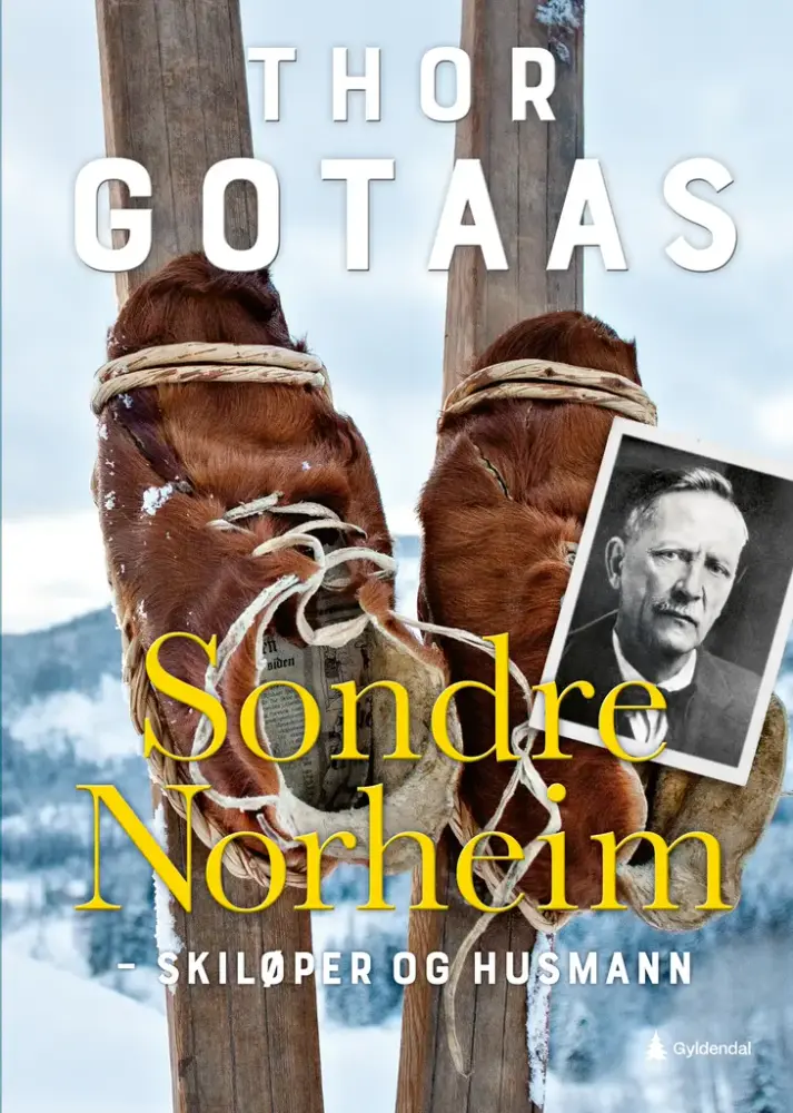 Bokforside med gammelt skipar og skisko. Innfelt et sort-hvit portrett av en mann.