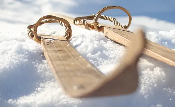 Et skipar i tre med vidjebindinger ligger på snø